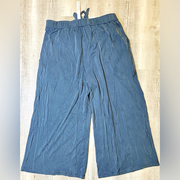 Size 8 Blue Lululemon crops - Picture 3 of 4